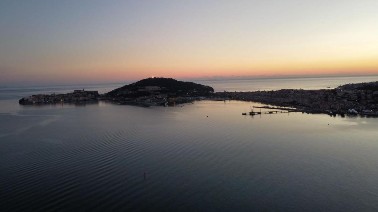 Brezza Di Mare Gaeta B&B Bagian luar foto